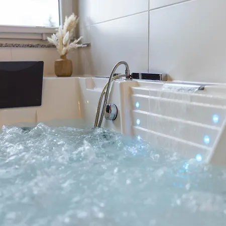 Tropengefluester Penthouse Hof, Whirlpool, Digital Checkin, 300mbit Wlan, Ballkon, Weber Grill Apartment *
