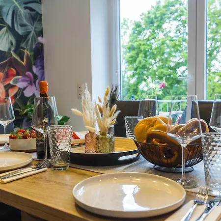 Tropengefluester Penthouse Hof, Whirlpool, Digital Checkin, 300mbit Wlan, Ballkon, Weber Grill Apartment *