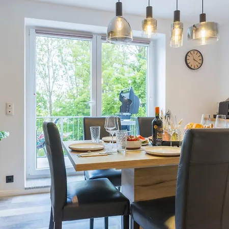 Tropengefluester Penthouse Hof, Whirlpool, Digital Checkin, 300mbit Wlan, Ballkon, Weber Grill Apartment *