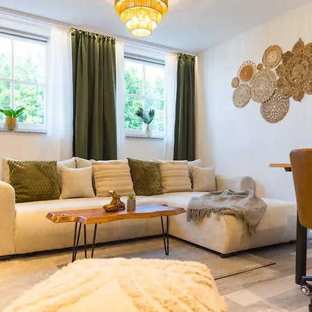 Tropengefluester Penthouse Hof, Whirlpool, Digital Checkin, 300mbit Wlan, Ballkon, Weber Grill Hof (Bavaria)