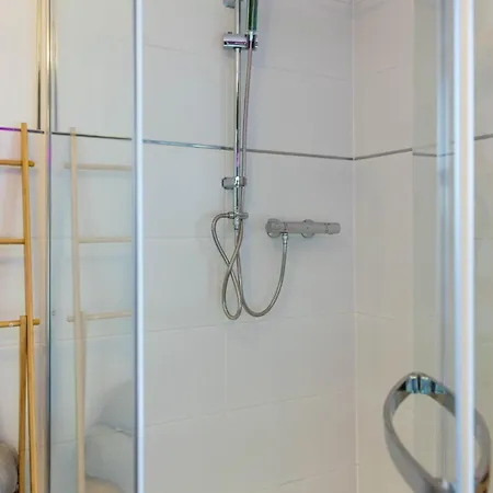 Tropengefluester Penthouse Hof, Whirlpool, Digital Checkin, 300mbit Wlan, Ballkon, Weber Grill *