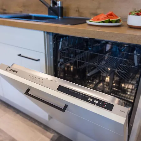 Tropengefluester Penthouse Hof, Whirlpool, Digital Checkin, 300mbit Wlan, Ballkon, Weber Grill