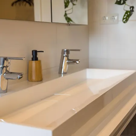 Tropengefluester Penthouse Hof, Whirlpool, Digital Checkin, 300mbit Wlan, Ballkon, Weber Grill