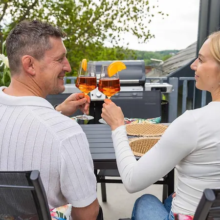 Tropengefluester Penthouse Hof, Whirlpool, Digital Checkin, 300mbit Wlan, Ballkon, Weber Grill Apartamento Hof (Bavaria)