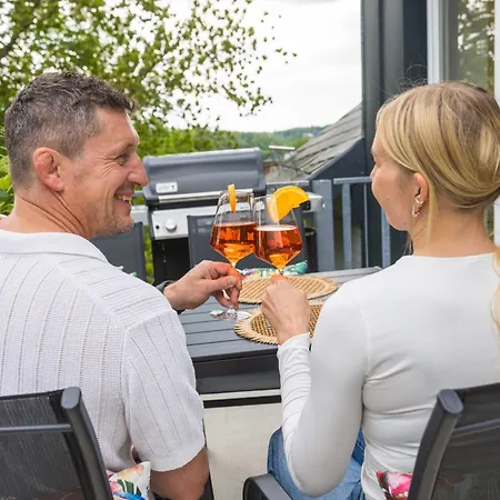Tropengefluester Penthouse Hof, Whirlpool, Digital Checkin, 300mbit Wlan, Ballkon, Weber Grill Apartment
