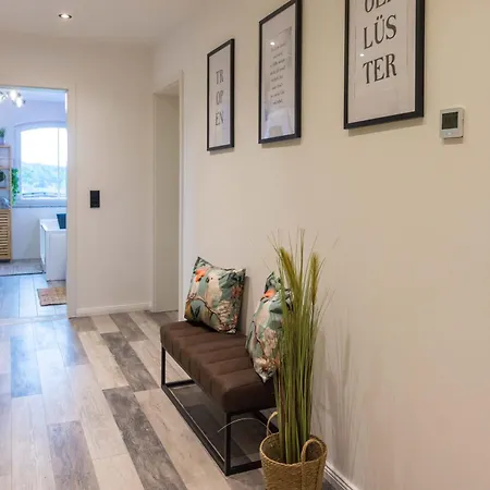 Tropengefluester Penthouse Hof, Whirlpool, Digital Checkin, 300mbit Wlan, Ballkon, Weber Grill Apartment *