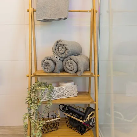 Apartment Tropengefluester Penthouse Hof, Whirlpool, Digital Checkin, 300mbit Wlan, Ballkon, Weber Grill Hof (Bavaria)