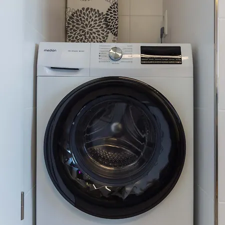 Apartamento Tropengefluester Penthouse Hof, Whirlpool, Digital Checkin, 300mbit Wlan, Ballkon, Weber Grill *