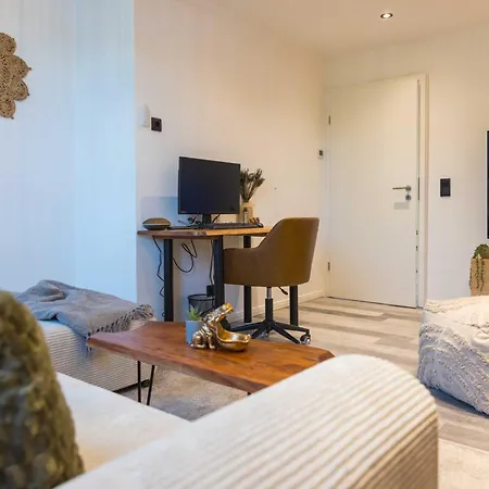 Tropengefluester Penthouse Hof, Whirlpool, Digital Checkin, 300mbit Wlan, Ballkon, Weber Grill Apartment Hof (Bavaria)