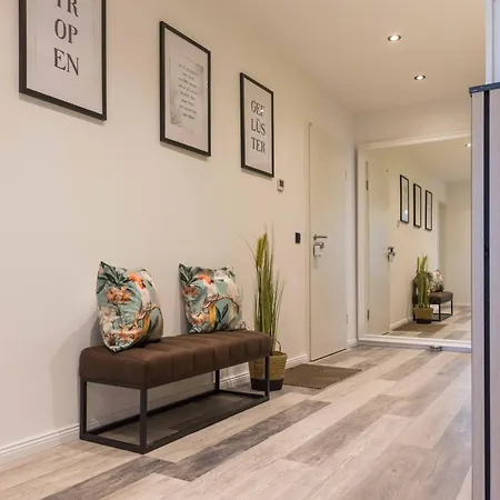 Apartment Tropengefluester Penthouse Hof, Whirlpool, Digital Checkin, 300mbit Wlan, Ballkon, Weber Grill Hof (Bavaria)