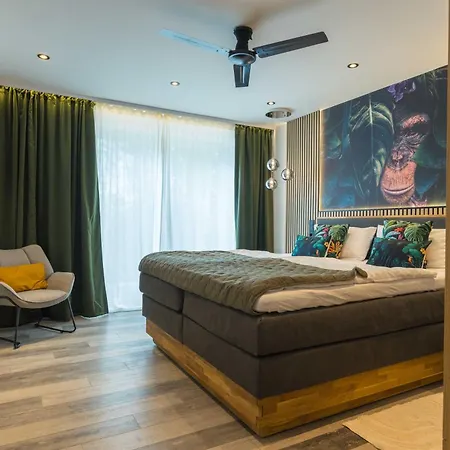Apartment Tropengefluester Penthouse Hof, Whirlpool, Digital Checkin, 300mbit Wlan, Ballkon, Weber Grill *