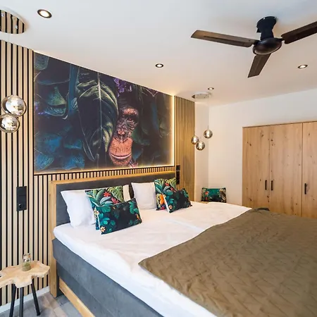 Tropengefluester Penthouse Hof, Whirlpool, Digital Checkin, 300mbit Wlan, Ballkon, Weber Grill Hof (Bavaria)