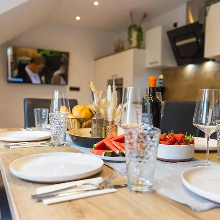 Tropengefluester Penthouse Hof, Whirlpool, Digital Checkin, 300mbit Wlan, Ballkon, Weber Grill * Hof (Bavaria)