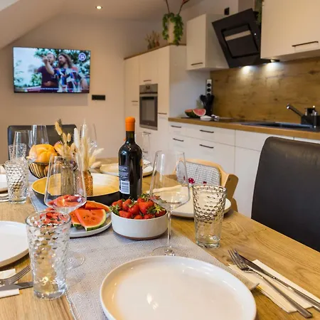 Apartamento Tropengefluester Penthouse Hof, Whirlpool, Digital Checkin, 300mbit Wlan, Ballkon, Weber Grill