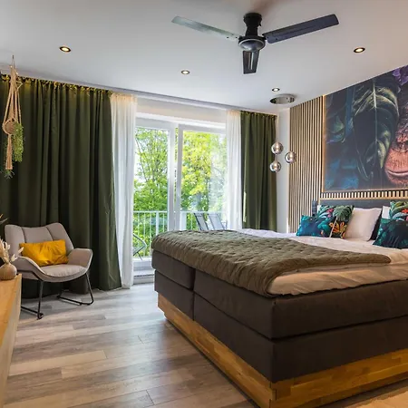 Tropengefluester Penthouse Hof, Whirlpool, Digital Checkin, 300mbit Wlan, Ballkon, Weber Grill