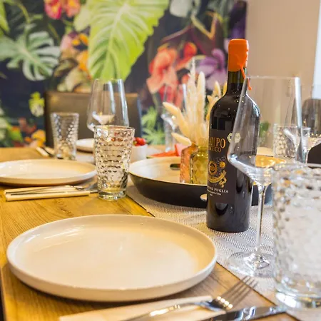 Tropengefluester Penthouse Hof, Whirlpool, Digital Checkin, 300mbit Wlan, Ballkon, Weber Grill Apartment