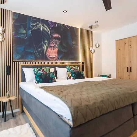 Apartamento Tropengefluester Penthouse Hof, Whirlpool, Digital Checkin, 300mbit Wlan, Ballkon, Weber Grill *