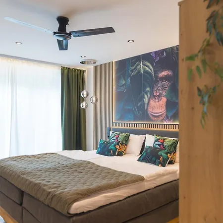 Tropengefluester Penthouse Hof, Whirlpool, Digital Checkin, 300mbit Wlan, Ballkon, Weber Grill *