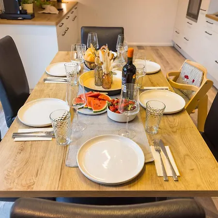 Tropengefluester Penthouse Hof, Whirlpool, Digital Checkin, 300mbit Wlan, Ballkon, Weber Grill