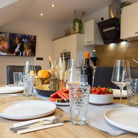 Tropengefluester Penthouse Hof, Whirlpool, Digital Checkin, 300mbit Wlan, Ballkon, Weber Grill Apartment