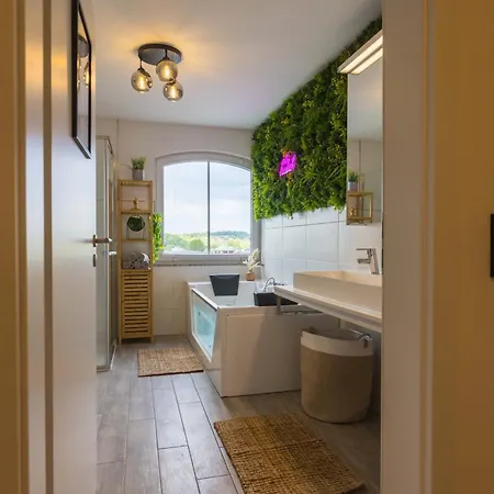 Tropengefluester Penthouse Hof, Whirlpool, Digital Checkin, 300mbit Wlan, Ballkon, Weber Grill *