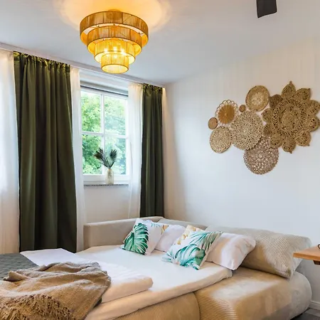 Tropengefluester Penthouse Hof, Whirlpool, Digital Checkin, 300mbit Wlan, Ballkon, Weber Grill Hof (Bavaria)