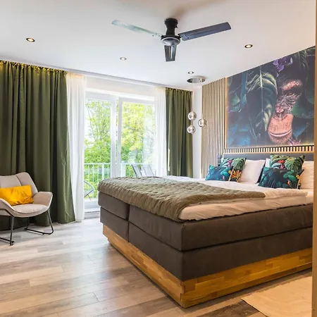 Apartment Tropengefluester Penthouse Hof, Whirlpool, Digital Checkin, 300mbit Wlan, Ballkon, Weber Grill Hof (Bavaria)