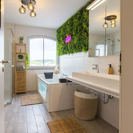 Tropengefluester Penthouse Hof, Whirlpool, Digital Checkin, 300mbit Wlan, Ballkon, Weber Grill * Hof (Bavaria)