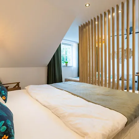 Tropengefluester Penthouse Hof, Whirlpool, Digital Checkin, 300mbit Wlan, Ballkon, Weber Grill Apartamento