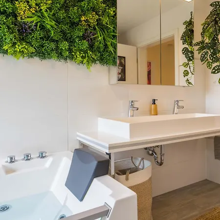 Apartment Tropengefluester Penthouse Hof, Whirlpool, Digital Checkin, 300mbit Wlan, Ballkon, Weber Grill