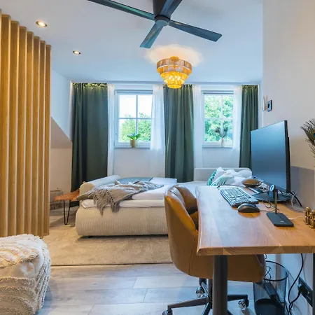 Tropengefluester Penthouse Hof, Whirlpool, Digital Checkin, 300mbit Wlan, Ballkon, Weber Grill *