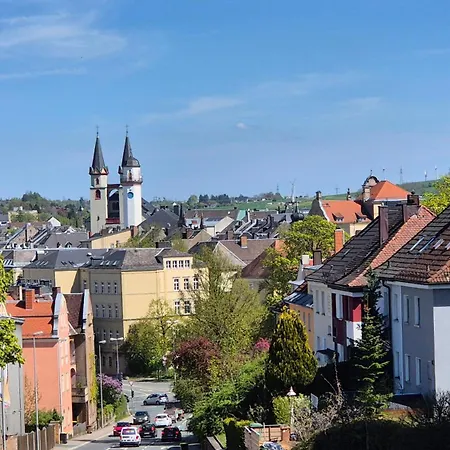 Tropengefluester Penthouse Hof, Whirlpool, Digital Checkin, 300mbit Wlan, Ballkon, Weber Grill Apartment